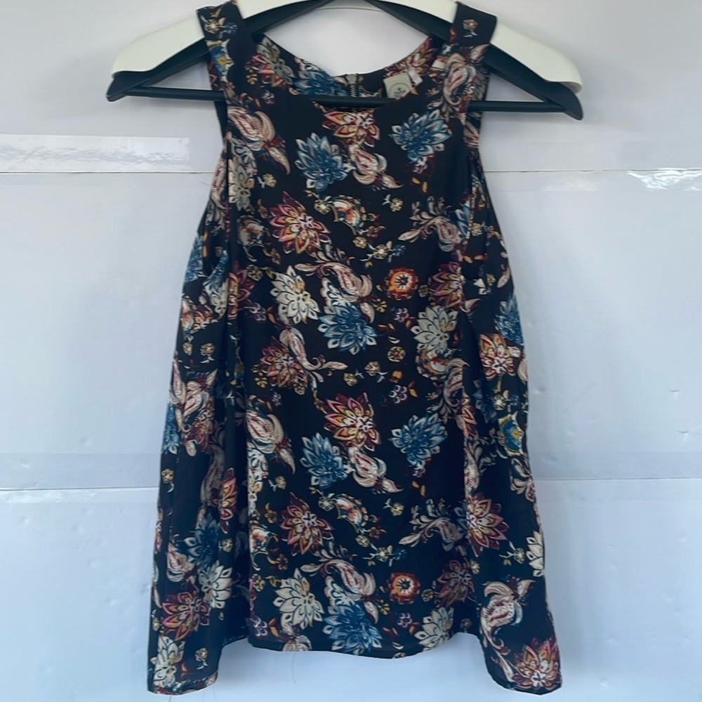 Paper Crane Women’s Black Floral Sleeveless Flowy Lightweight Blouse Medium
